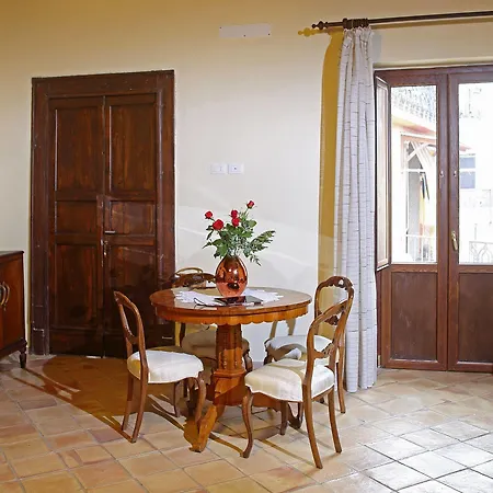Palazzo Madeo - Residenza D' Epoca Bed & Breakfast 4*